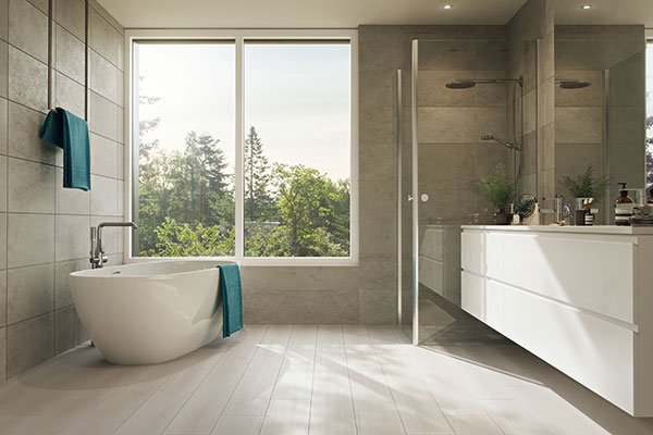 wineo Laminatboden im Badezimmer Badewanne Spiegel Dusche Waschbecken moderne Einrichtung Feuchtraum Laminat