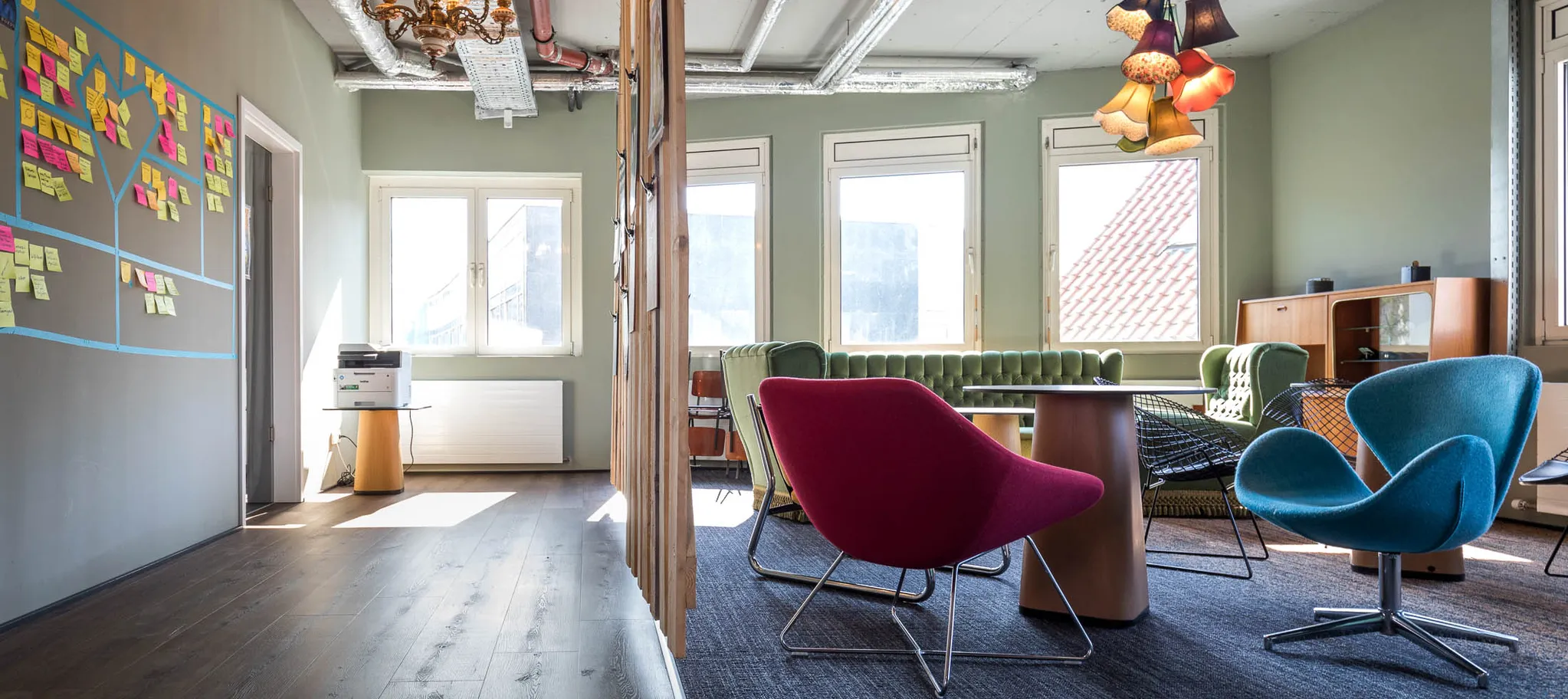 Referenzobjekt Digitalagentur Webagentur Bielefeld Bodenbelag Designboden Wokspace Büro Fussboden dunkel