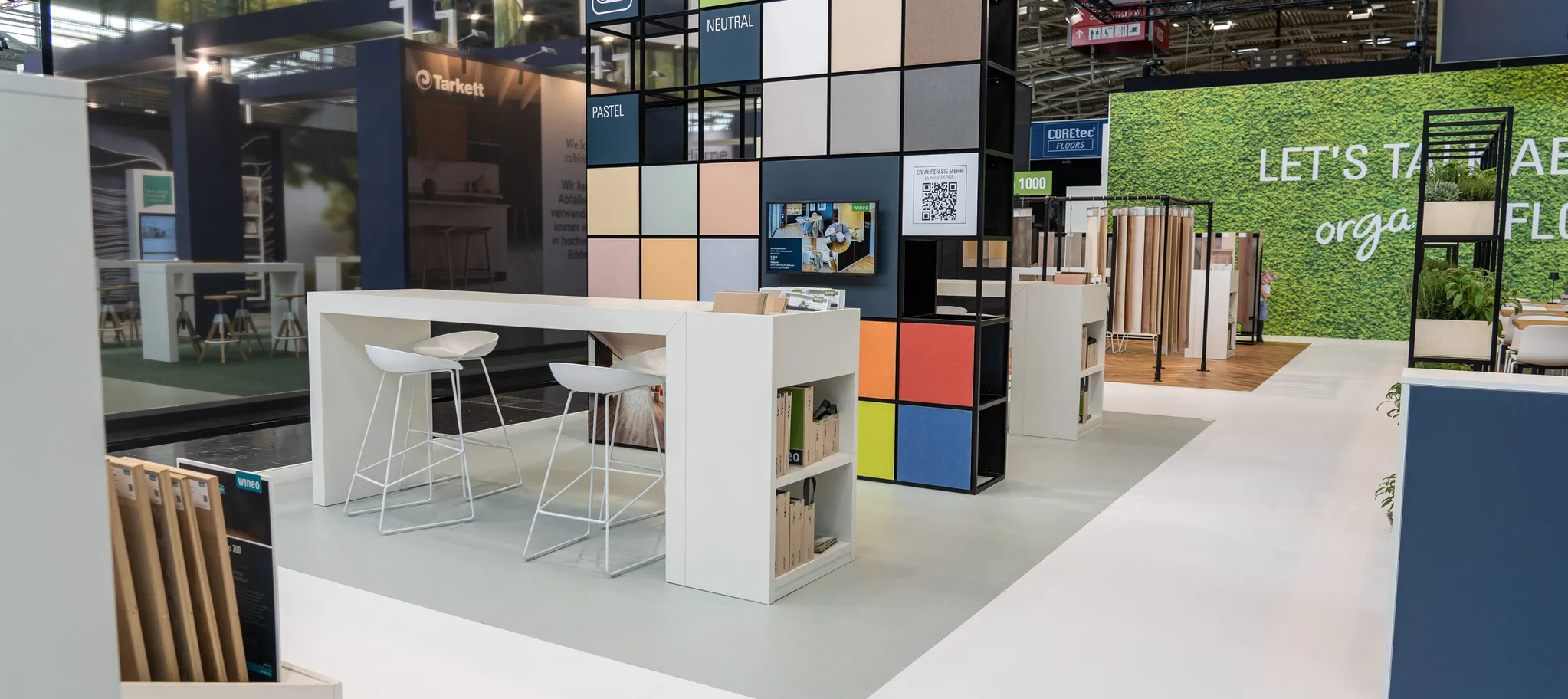 Messestand mit Sitzbereichen und Produktvorstellungen