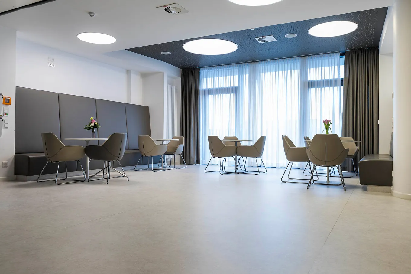 wineo Purline Bioboden Rollenware hell Wartebereich große Fenster Sitzmöbel braun modern Klinikum