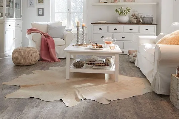 Wohnzimmer mit hellen, gemütlichen Möbeln und hellem Fußboden im skandinavischen Wohnstil