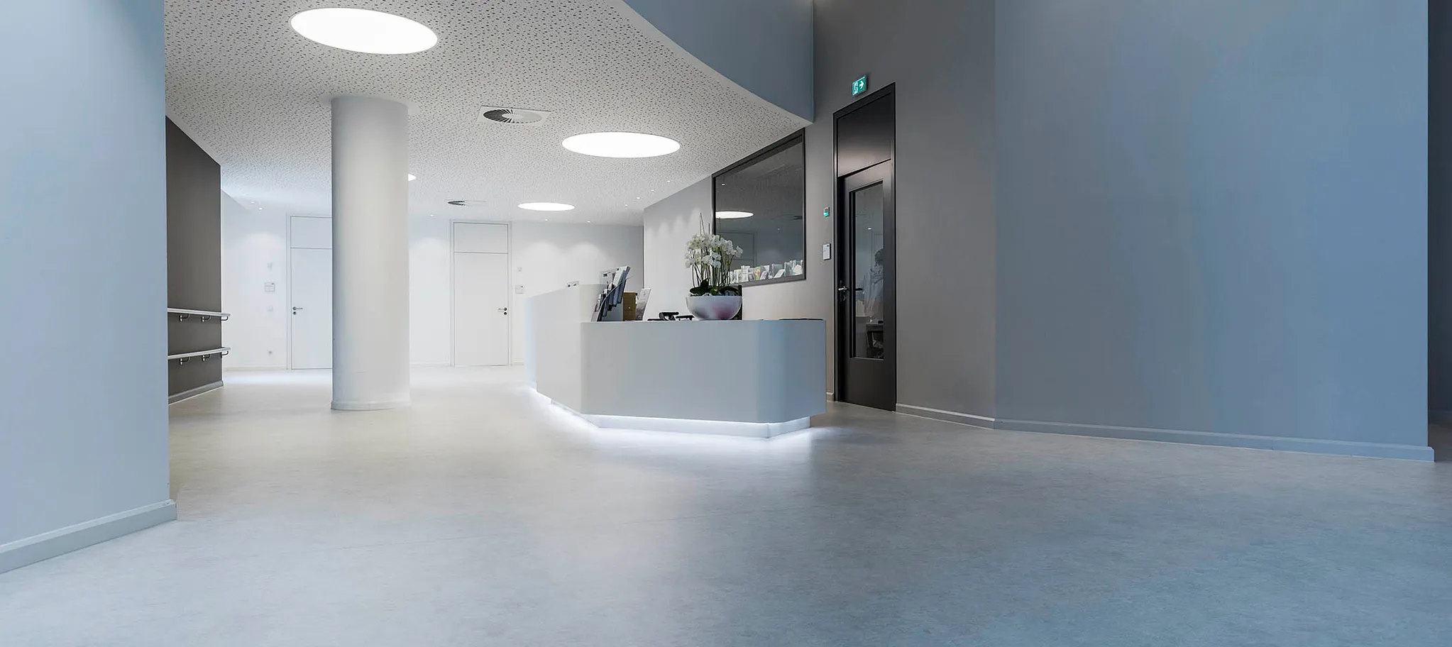 wineo Purline Bioboden Rollenware weiß Empfang modern hell Klinikum