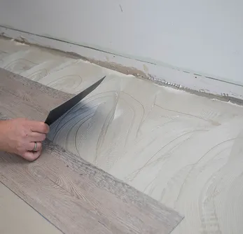 Verlegung wineo Designboden zum Kleben Holzoptik Klebstoff Vinylboden