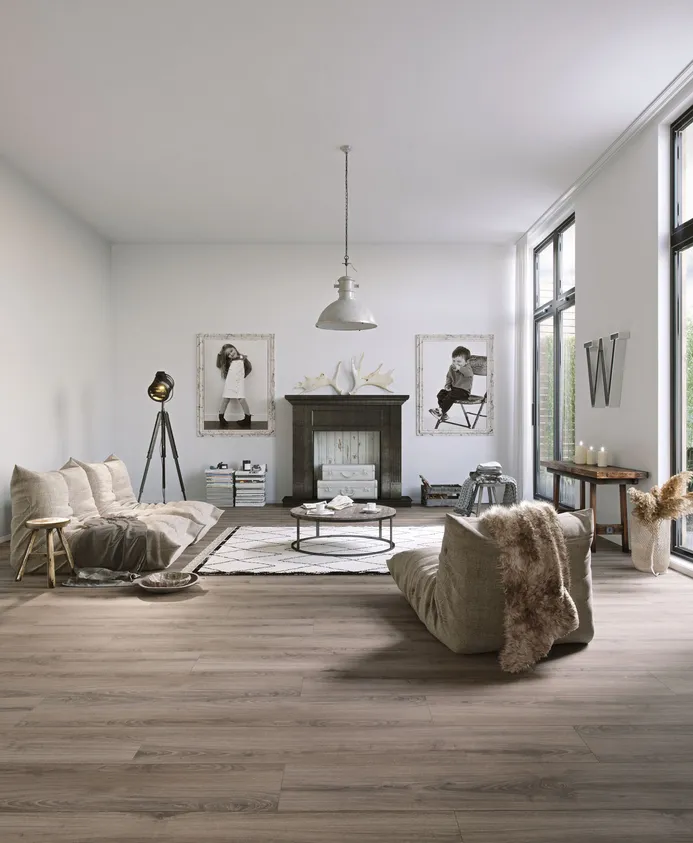 Wohnzimmer im Urban Living Stil mit bequemen Polstermöbeln und hellem Holzfußboden
