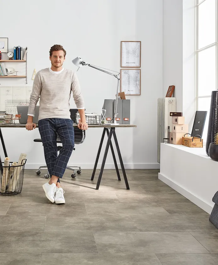 Büro Loft Arbeitszimmr Büro Vinylboden Rigid Betonoptik Fliesenformat 