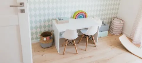 wineo PURLINE Bioboden im Kinderzimmer Spielzeug Schreibtisch Holzoptik skandinavische Einrichtung