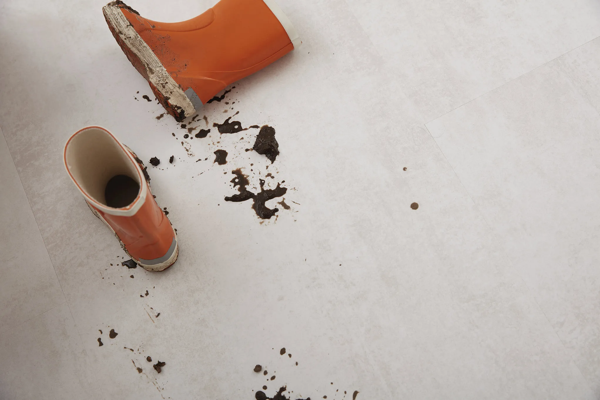 wineo Purline Bioboden hell Stiefel dreckig