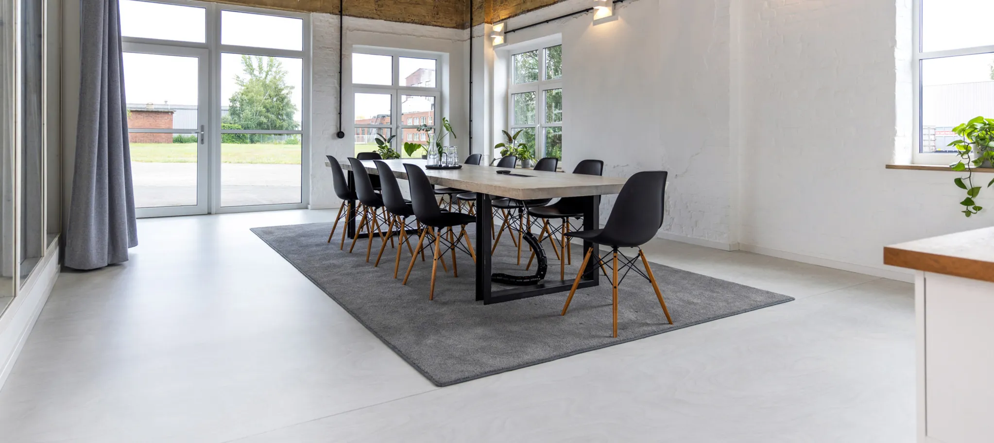 Besprechungsraum im Loft Style mit modernen Möbeln und hellem wineo PURLINE Bioboden