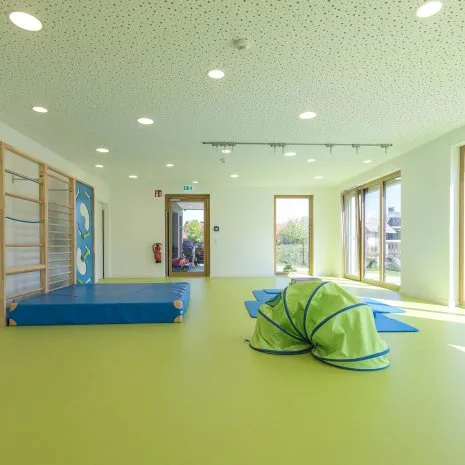 wineo PURLINE Bioboden Sporthalle Kita Kindergarten Spielgeräte grüner Bodenbelag Fußboden