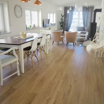 wineo PURLINE Bioboden im Wohnzimmer moderne Einrichtung Esstisch Stuhl Sofa Couch Sessel Ofen Kamin