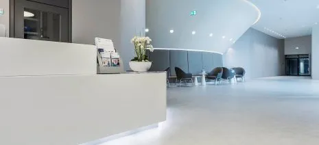 Eingangsbereich elastischer Bodenbelag grau Rollenware Krankenhaus