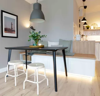 wineo PURLINE Bioboden wineo PURLINE Bioboden im Esszimmer Küche Esstisch Stühle Bank Fußboden in Holzoptik mit moderner Einrichtung