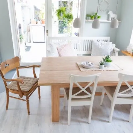 wineo PURLINE Bioboden im Wohnzimmer Esstisch Stühle Holzoptik skandinavische Einrichtung
