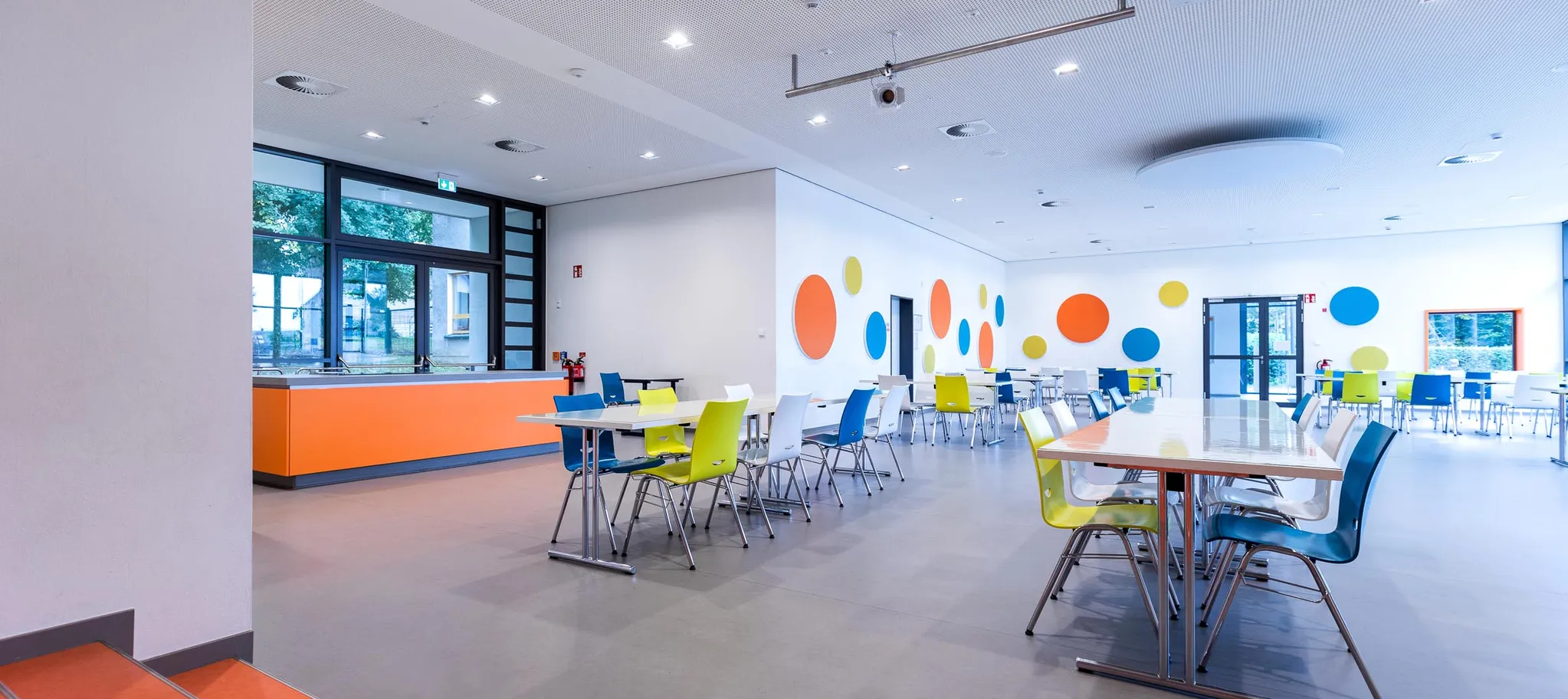 wineo PURLINE Bioboden wineo PURLINE Bioboden hell Schule Kantine Aula moderne Einrichtung