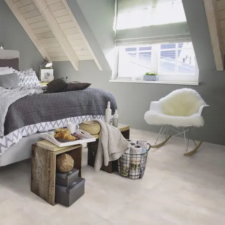 Schlafzimmer mit großem, bequemen Bett und hellem Fliesenboden