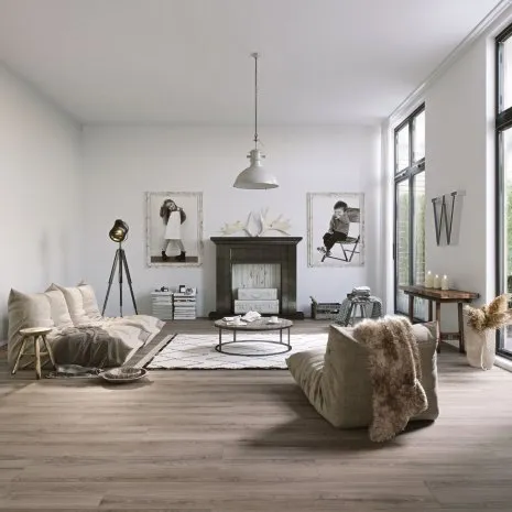 Wohnzimmer im Urban Living Stil mit bequemen Polstermöbeln und hellem Holzfußboden