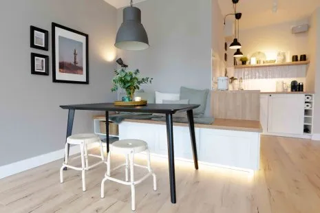 wineo PURLINE Bioboden im Esszimmer Küche Esstisch Stühle Bank Fußboden in Holzoptik mit moderner Einrichtung