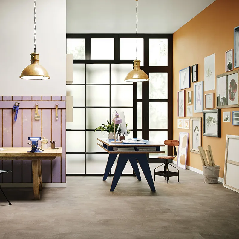 wineo 1000 PURLINE Bioboden Holzoptik im Arbeitszimmer Homeoffice Büro Schreibtische moderne Einrichtung