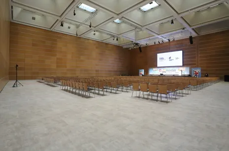 wineo Referenz wineo PURLINE Bioboden Referenz in Kongresssaal mit Betonoptik in Fliesenformat