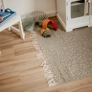 wineo PURLINE Bioboden im Kinderzimmer Stuhl Schrank moderne Einrichtung Holzoptik