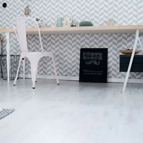 wineo Designboden im Arbeitszimmer Stuhl Schreibtisch skandinavische Einrichtung Scandic Living Homestory Vinylboden