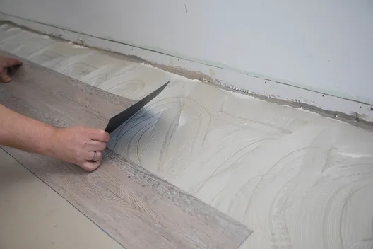 Verlegung wineo Designboden Verlegung wineo Designboden zum Kleben Holzoptik Klebstoff Vinylboden