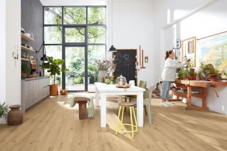 Küche und Essbereich mit bodentiefen Fenstern und Fußboden in rustikaler Holzoptik