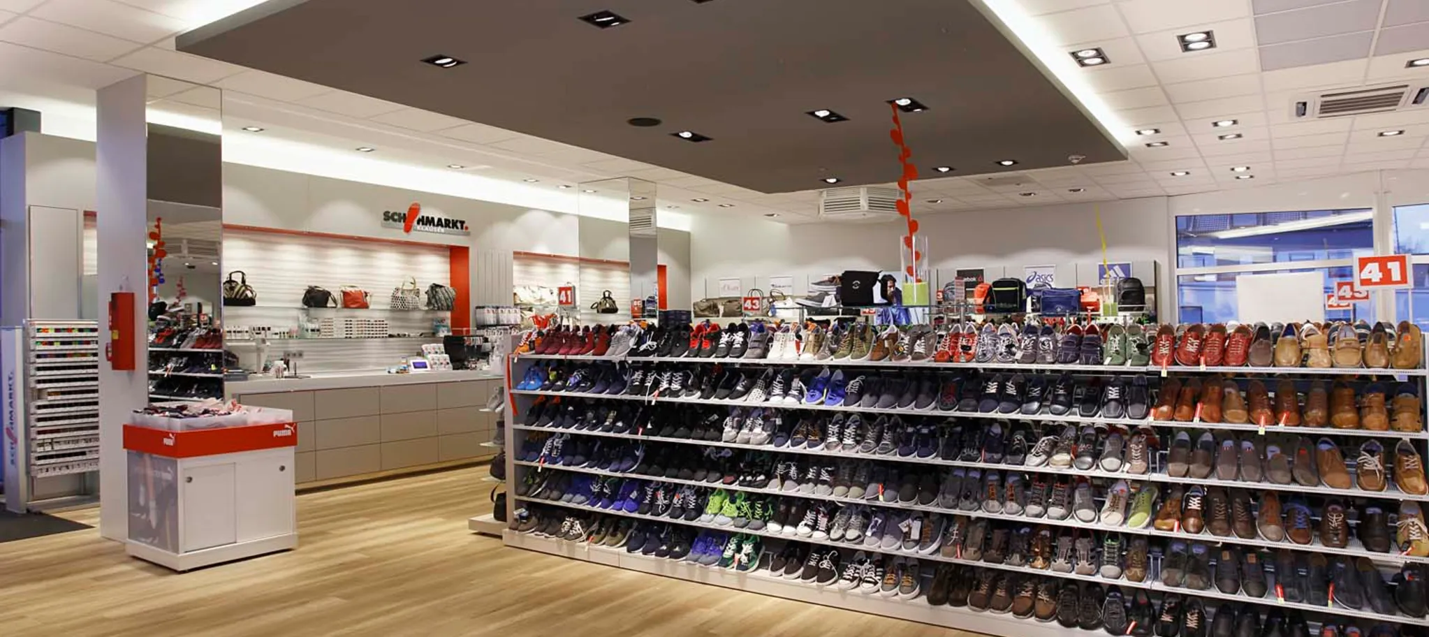 wineo Bodenbelag hell Holzoptik Schuhgeschäft Schuhregal weiß