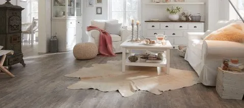 Wohnzimmer mit hellen Möbeln und hellem Fußboden im skandinavischen Wohnstil