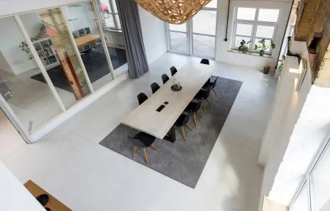 Moderner Besprechungsraum im Loft-Stil mit moderner Einrichtung und hellem Fußboden