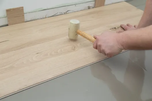 Verlegung wineo PURLINE Bioboden Verlegung wineo 1200 wood semi-rigid PURLINE Bioboden auf Unterlagsmatte silentRIGID Trittschalldämmung Gummihammer