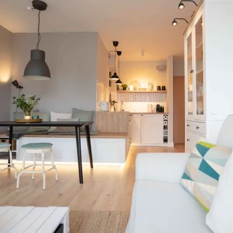 wineo PURLINE Bioboden in Küche moderne Einrichtung Esstisch Stühle Sofa Fußboden Holzoptik