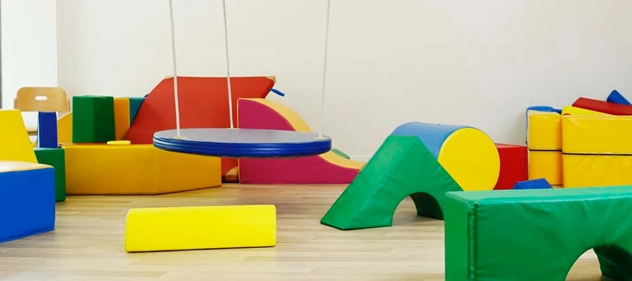 wineo PURLINE Bioboden dunkel Schule Kindergarten Spielecke Spielzeug moderne Einrichtung