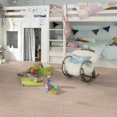 Kinderzimmer mit weißem Hochbett, viel Spielzeug und hellem Holzfußboden