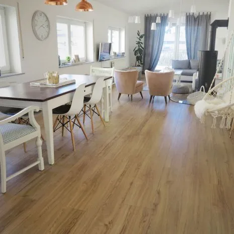 wineo PURLINE Bioboden im Wohnzimmer moderne Einrichtung Esstisch Stuhl Sofa Couch Sessel Ofen Kamin