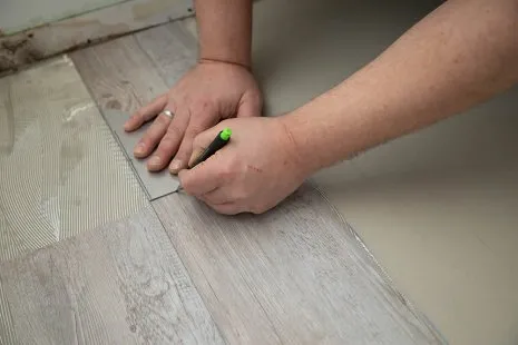 Verlegung wineo Designboden zum Kleben Endstück zuschneiden Holzoptik Vinylboden DIY