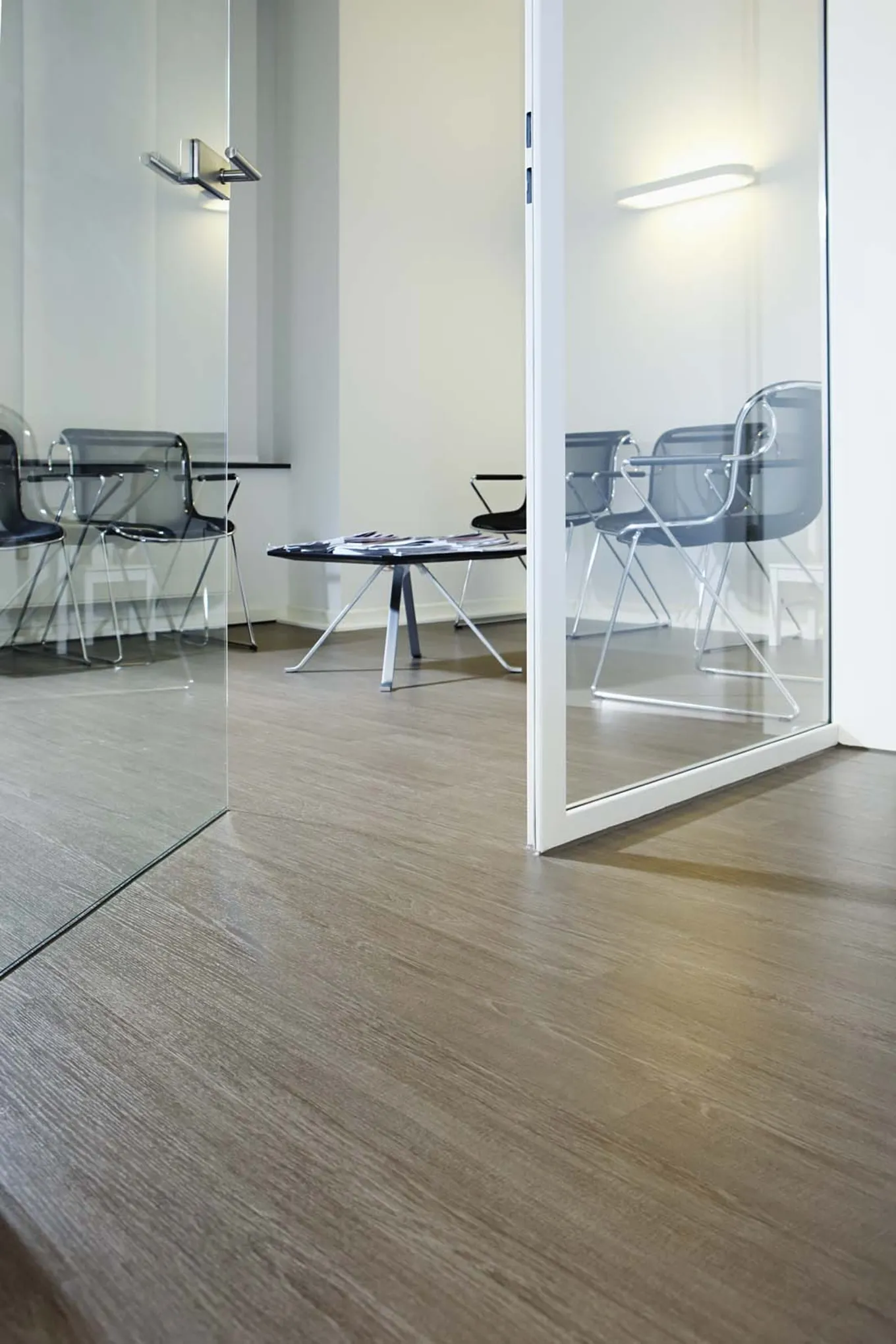 wineo Bodenbelag in Arztpraxis Wartezimmer Holzoptik moderne Einrichtung
