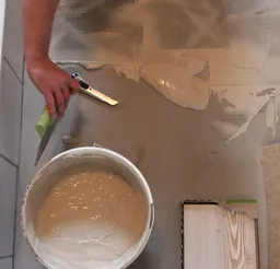 wineo PURLINE Bioboden zum Kleben Klebstoff auftragen A2 Zahnung Klebstoffspachtel