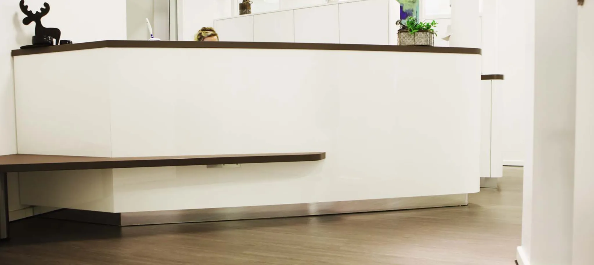 wineo Bodenbelag in Arztpraxis Empfang Holzoptik moderne Einrichtung Tresen Empfangstresen