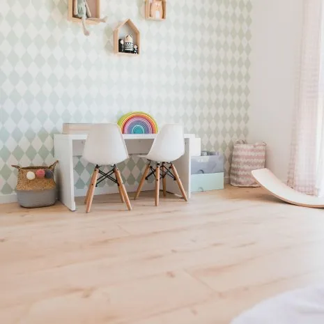 wineo PURLINE Bioboden Kinderzimmer Schreibtisch Schreibtischstuhl Holzoptik skandinavische moderne Einrichtung