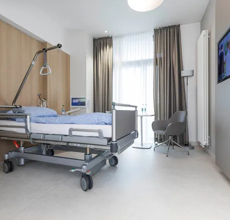 wineo Purline Bioboden Rollenware hell Krankenbett Krankenzimmer modern Klinikum