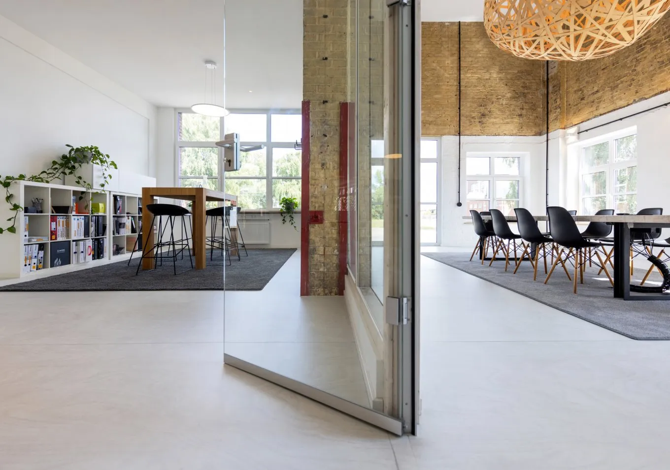 wineo PURLINE Bioboden in heller Holzoptik im Besprechungsraum mit Loft-Stil