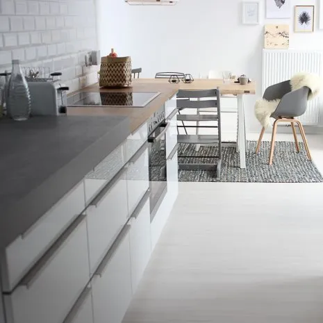 wineo PURLINE Bioboden in Küche skandinavische Einrichtung modern Esstisch