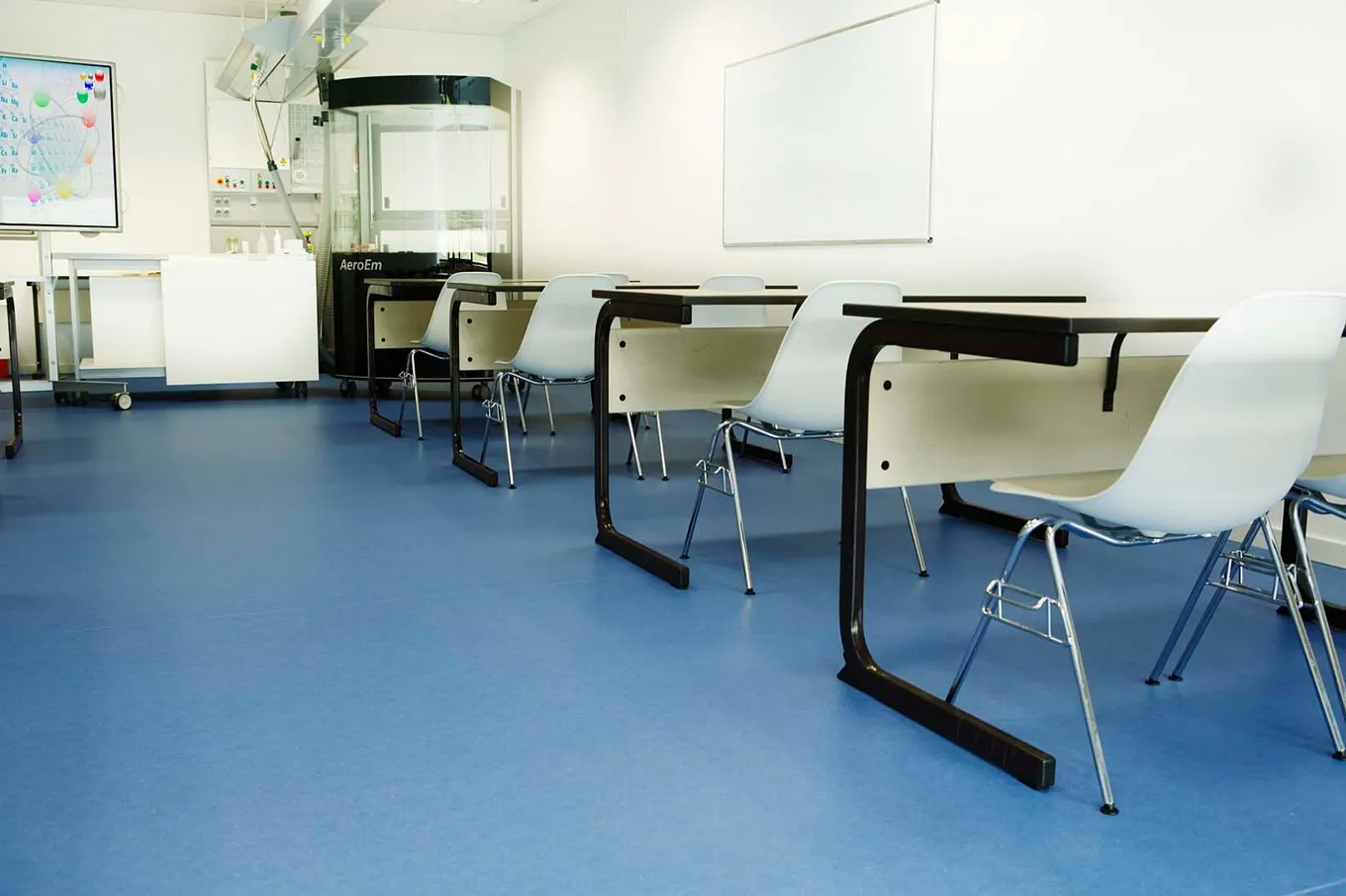 wineo PURLINE Bioboden dunkel Schule Klassenzimmer moderne Einrichtung