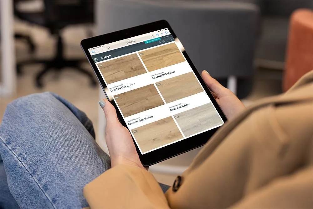 Digitales Tablet mit Dekorübersicht wird in der Hand gehalten