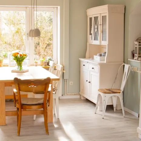 wineo PURLINE Bioboden im Wohnzimmer Esszimmer Esstisch Stuhl Küchenschrank skandinavische Einrichtung