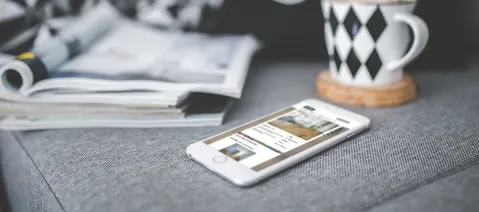 Smartphone Handy Sofa Tasse Zeitschrift Webseite