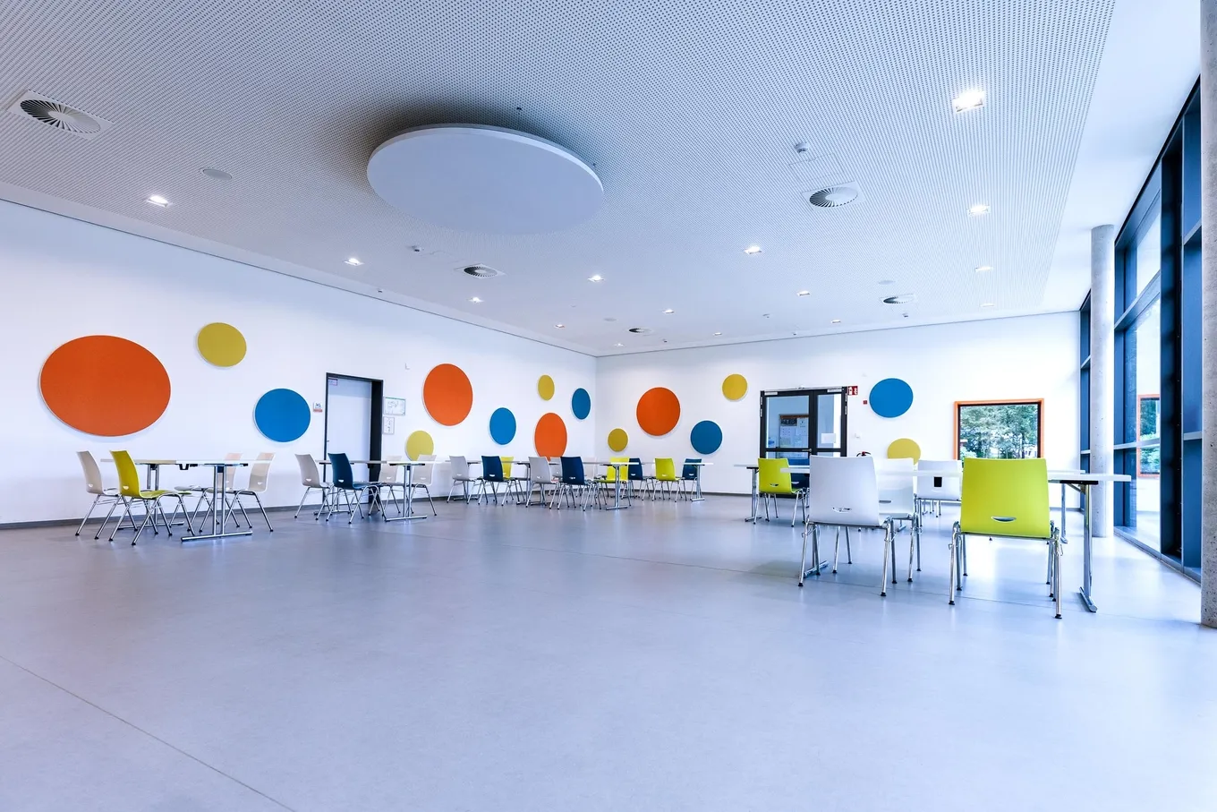 wineo PURLINE Bioboden hell Aula Kantine Schule moderne Einrichtung