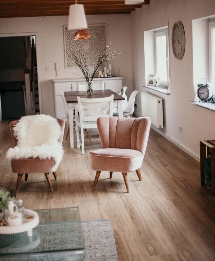 wineo PURLINE Bioboden im Wohnzimmer Sessel Couch Stuhl Kamin