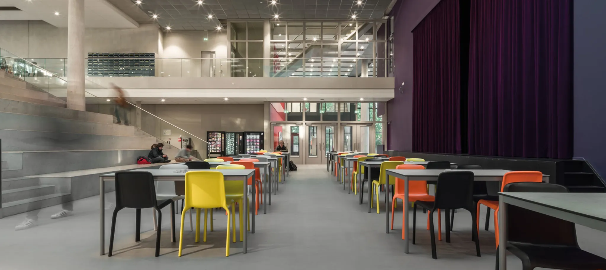 wineo Bodenbelag PURLINE Bioboden wineo 1500 Betonoptik in Aula spanische Treppe 